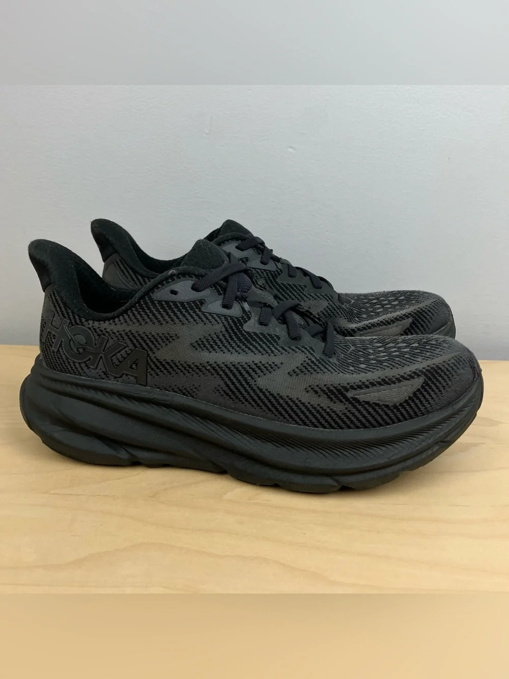 Hoka One One Women’s Size 8.0 B Clifton 9 Triple Black Athletic Running Shoes